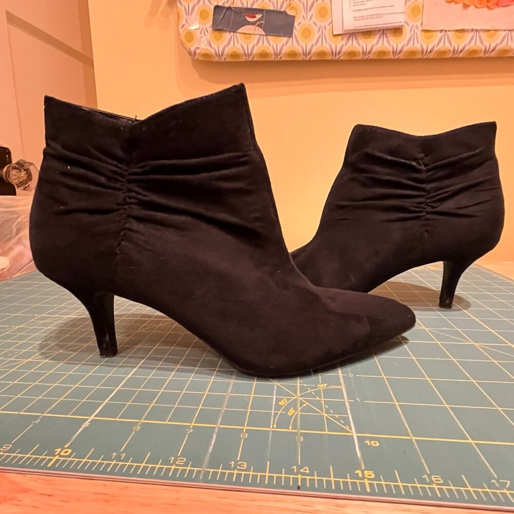 Kelly & Katie faux suede ruched sided booties, sz 7, 2" heel